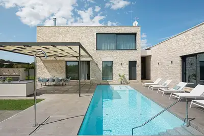 Image de Opulent Istria Villa | 4 Bedrooms | Villa Vita | Indoor & Outdoor Pool | Sauna