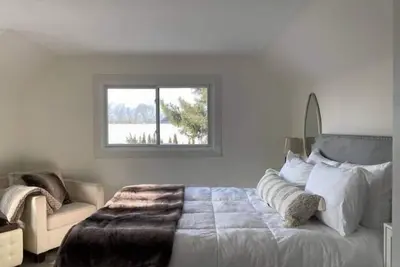 Image de Private Lakeside Loft with Patio\n\n