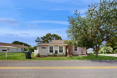 Image de Intracoastal Waterway-view cottage with private deck, & central Ac
