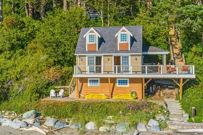Image de Private beachfront cottage with expansive deck, kayaks, elegant interior, & W\/D