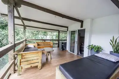 Image de Rustic and unique private room with large wraparound balcony up in the Trees!