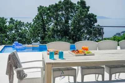 Image de Villa de luxe au design royal pour 10 personnes avec piscine privée et vue panoramique sur la mer