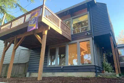 Image de Light filled mid-century modern home near Childrens Hospital and Uw.