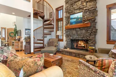 Image de Avail Dec 25-Jan 1 Perfect for 2 Families! Roomy 4-bd house, Prvt Hot Tub, Views!