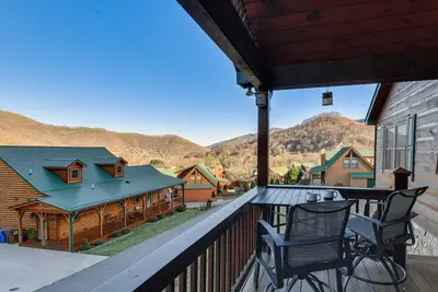 Image de Mountain-View Cabin in Maggie Valley w\/ Foosball!