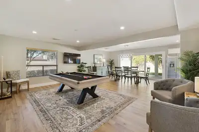 Image de New Luxurious Family Home w/ heated pool/spa and sport court