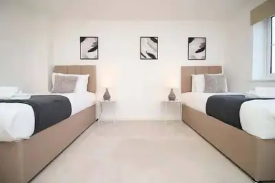 Image de Seymour Way (Stunning 4 bed with Free parking)
