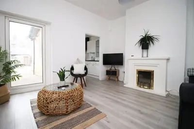Image de Malpas House (4 Br Free street parking)