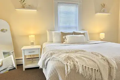 Image de Large, Clean, Modern Minimalist Downtown Apartment!