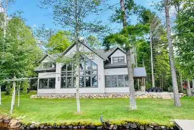 Image de Spacious new lake home on world's largest chain of lakes, golf course, trails