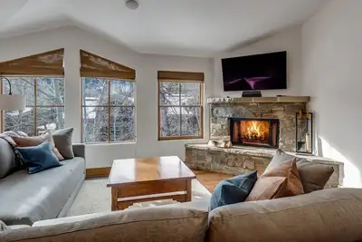 Image de SkiView Family Home with Riverfront Hot Tub