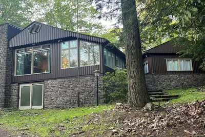 Image de Cozy Mid-Century chalet located in the Lake Harmony / Split Rock community