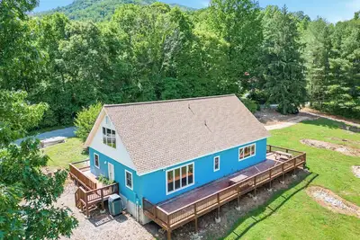Image de The Blue Llama - Spacious Oasis off Brew Ridge Trail - Great for Groups & Pets