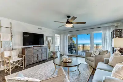 Image de Beautifully Renovated Condo in Small Complex. Relaxation comes easy here. One assigned parking