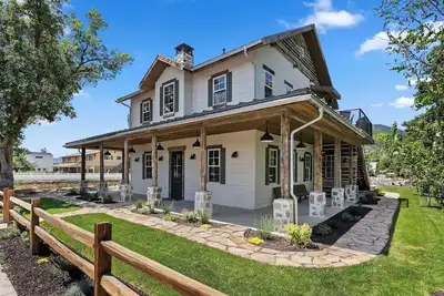 Image de Historic Springer Farmhouse Loft located in downtown Midway on Main Street.