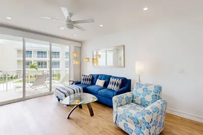 Image de Oceanfront condo with open layout, balcony, amazing views, & outdoor pool