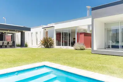 Image de Casa con pileta y quincho a 5 minutos de Chacras