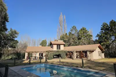 Image de Espaciosa y cálida en medio de gran parque