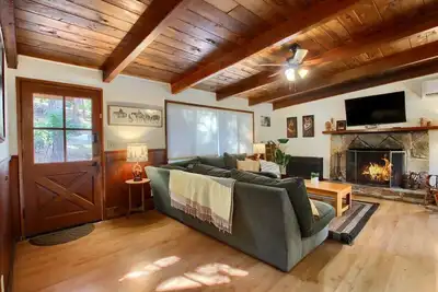 Image de Charming Red Door Cottage, 12 miles to Yosemite