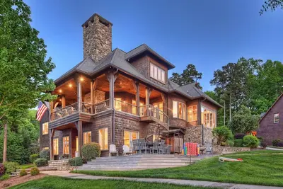Image de Lakefront, Private Dock+Beach, Game Room | Sunset Shores Resort: The Grand House