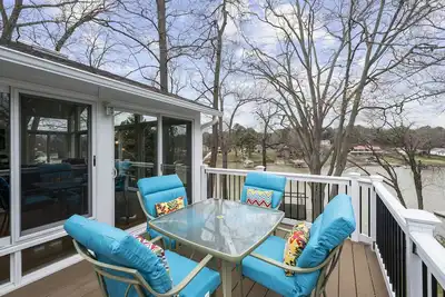 Image de Tree Top Get Away by AvantStay | Amazing Lake View