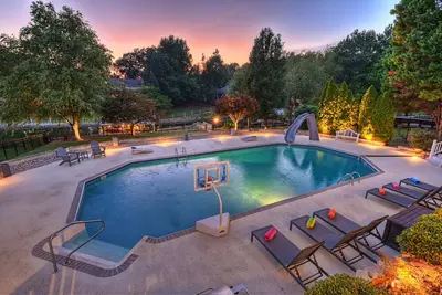 Image de Sip, Sip Away by AvantStay | Pool + Hot Tub