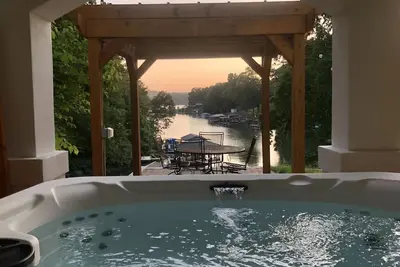 Image de Hummingbird Home by AvantStay | Boat House + Dock