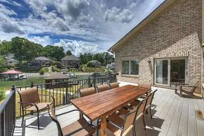Image de Island Point by AvantStay | Sleeps 18 | Dock