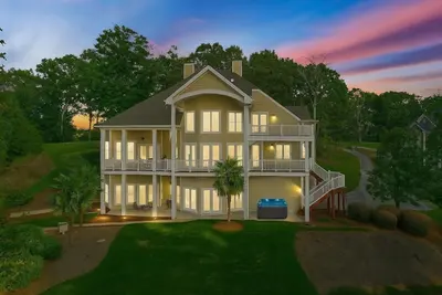 Image de Lakefront 6bdr, Priv Dock, Game Room, Firepit | Jake's Lake House by Avantstay