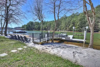 Image de Knotty Pines by AvantStay | Lake Views, Renovated