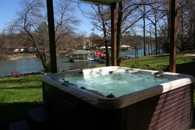 Image de Lakeside Lodge by AvantStay | Hot Tub + Dock