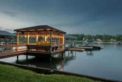 Image de Lucky's Lake House by AvantStay | Private Lake Bar
