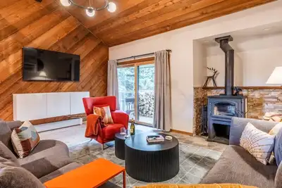 Image de Spend Fall with us at Snowcreek! 2 Bedroom, Plus Loft Townhome with Grill and Shared Hot Tub!
