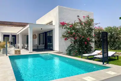 Image de \nDesigner Villa - Private pool - Families / Beach + Marina + Golf 5 min drive