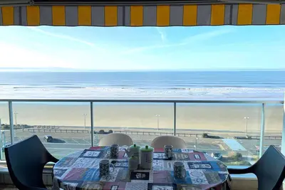 Image de Magnifique appart rénové 2 chambres, face à la mer - 3 étoiles, garage privé, proche plage et commerces