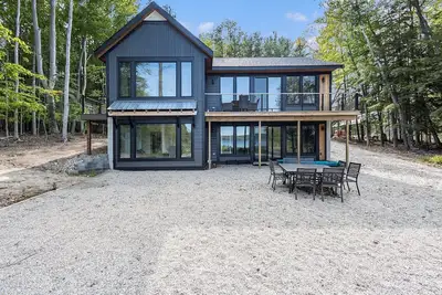 Image de 🏘️ Sunrise Sands Retreat: Beach & Dock on Torch Lake