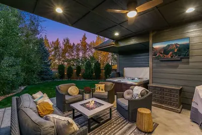Image de Big Green - Downtown Luxury w/ Hot Tub