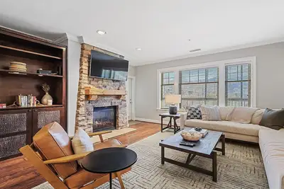 Image de Greenside Getaway - 2 Br/2ba Condo, Steps from Short Game Green
