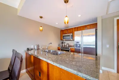 3 Units w\/ Breathtaking Views and Full-Kitchen Near Alii Kahekili Beach!