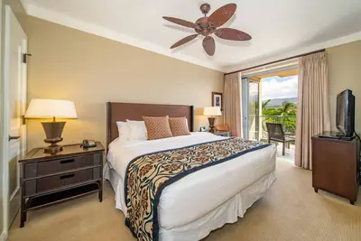 Sunset Serenity: 4 Mountain View Units w\/ Kitchen! Onsite Swimming Pool, Parking