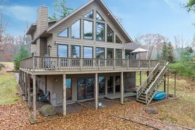 Image de Twin Pines: Dog-Friendly Lakefront Cabin w/ Private Dock & Kayaks