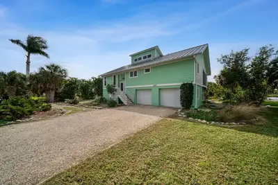 Image de The Turtle Nest: Charming Pool Home in East Rocks!