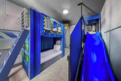 Image de Casper's Courtyard | Fab home w science lab themed room, Pvt pool - near airport