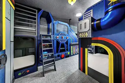 Image de Cole's Cabin | New villa near airport with top amenities: minion Br, huge Lr/Dr
