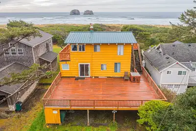 Image de Cozy, Comfortable, Hot Tub and a quick walk to the beach!