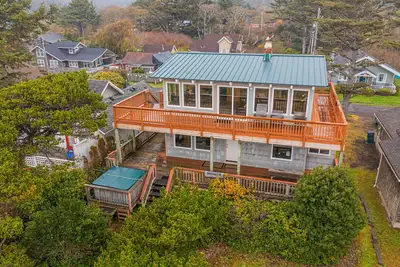 Image de Upper Duplex Unit with Vaulted Ceiling, Hot Tub, Steps from Beach