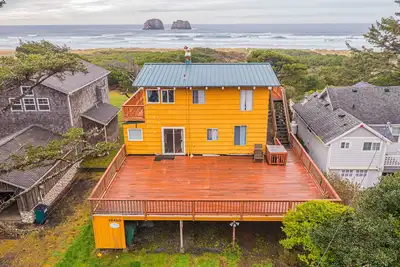Image de Entire Duplex with Hot Tub and Steps away from the Beach!