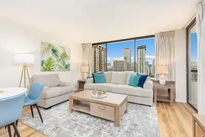 Image de Ocean & City Views Renovated Condo at Aloha Towers w/Washer-Dryer & Parking