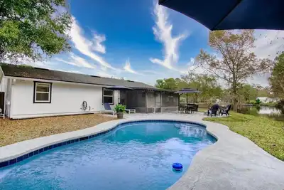 Image de Posh Pool and Pond Landing