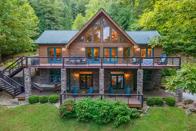Image de Spacious waterfront property with deck, hot tub, kayak, fireplace, & central Ac